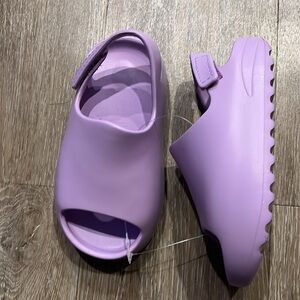 Unisex strapped kids sandals